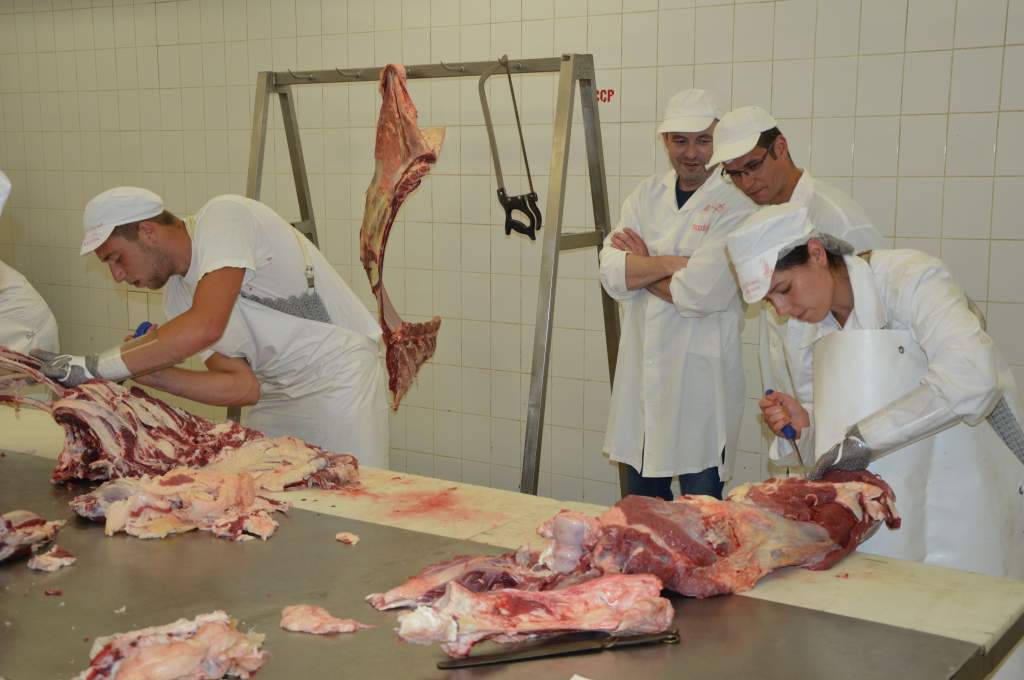 Írországba csábítják húsipari szakmunkásainkat