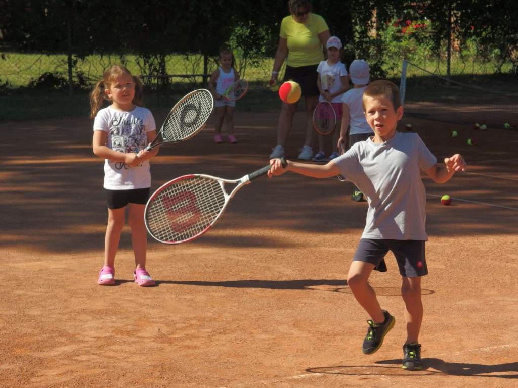 Játékos formában tanulnak teniszezni a gyerekek 