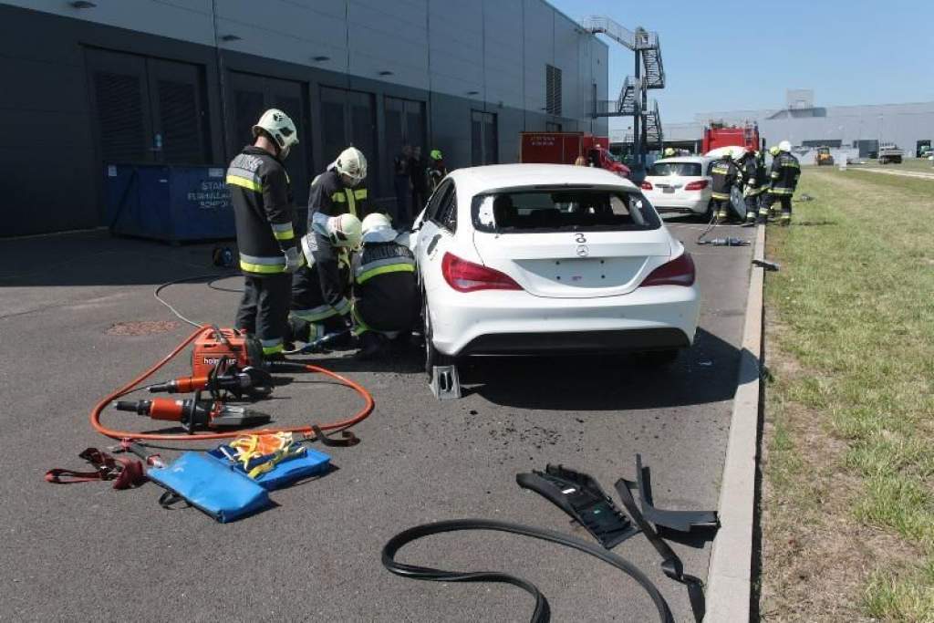 Rendhagyó mentési gyakorlat a Mercedes-gyár területén