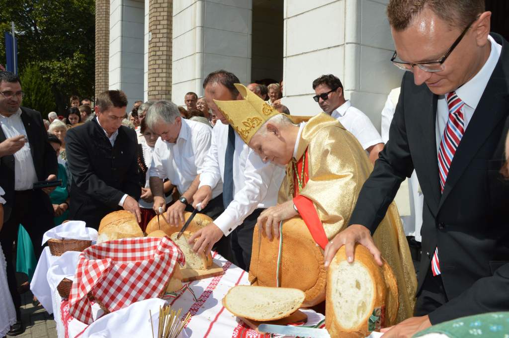 Püspöki áldás után szelték fel az új kenyeret Félegyházán