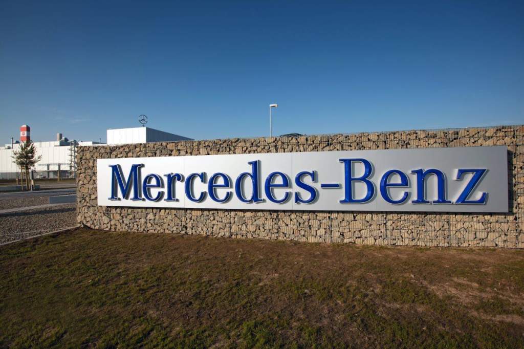 Kétezren sztrájkolnának a Mercedes-gyárban