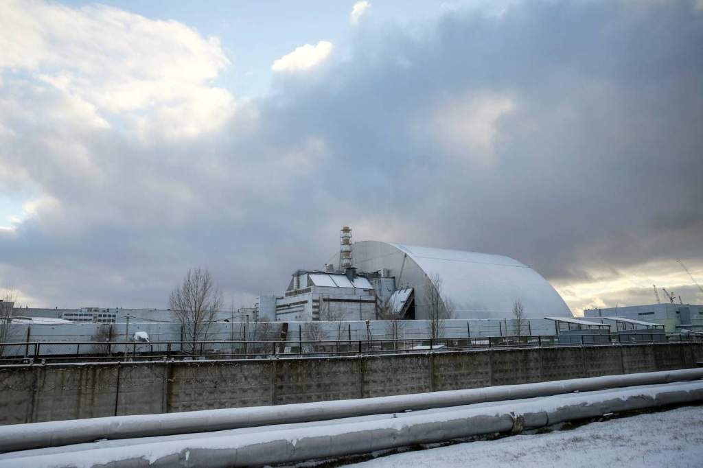 Helyére tolták a csernobili óriásszarkofágot