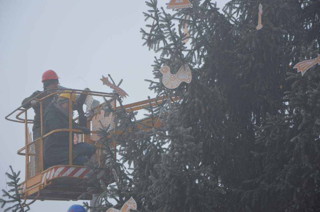 Díszes fenyőfa fogadja a városba érkezőket a Petőfi lakótelepnél is