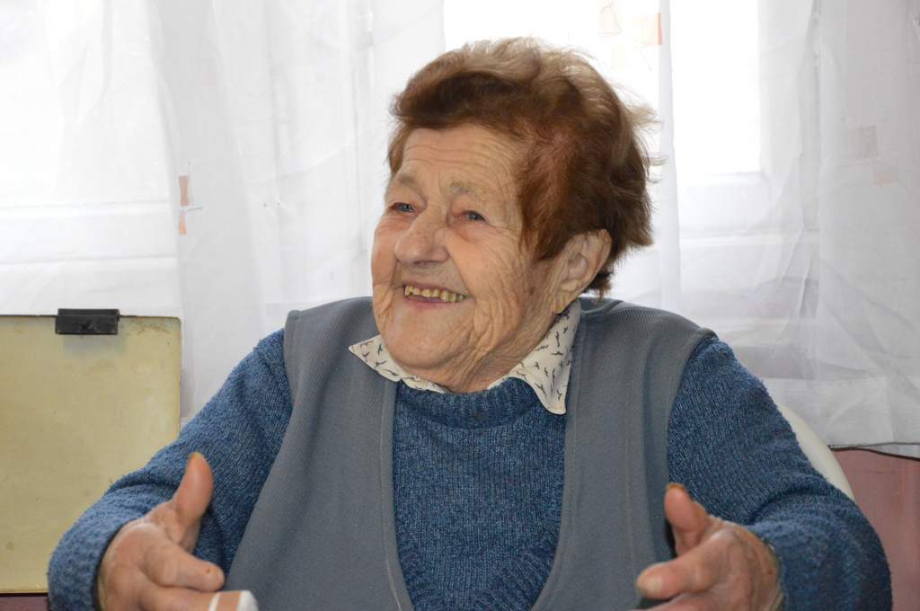 Erzsike nénit 10 dédunoka is köszönti 90. születésnapján
