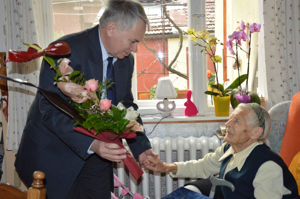 Erzsike néni 95 évesen is szívesen hallgatja a nótákat