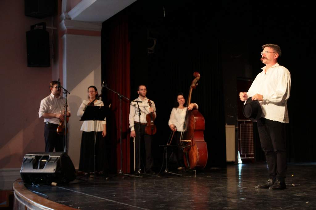 Gálaműsorral zárták az évadot a Padkaporos együttes táncosai