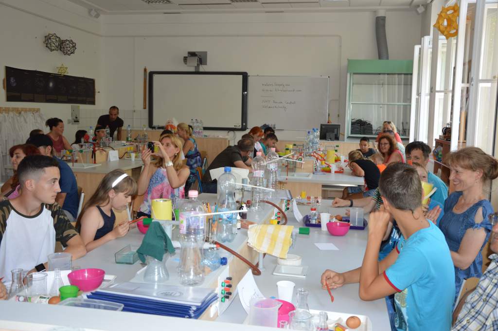 A természettudomány titkaival ismerkedtek a gyerekek a gimi nyári táborában