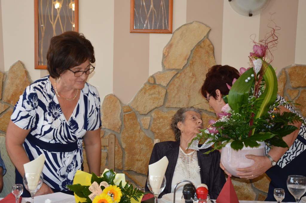 Virágokkal és szeretettel halmozták el a 90 éves Marika nénit