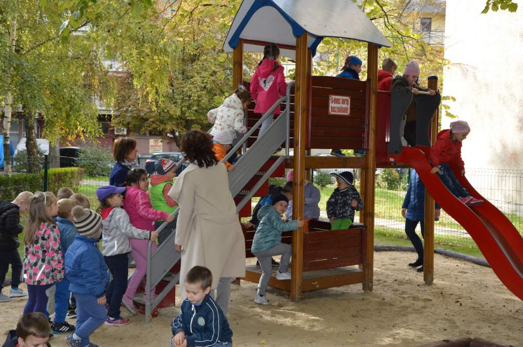 Önfeledt játékkal vették birtokba a gyerekek a Zrínyi-udvar megújult játszóterét