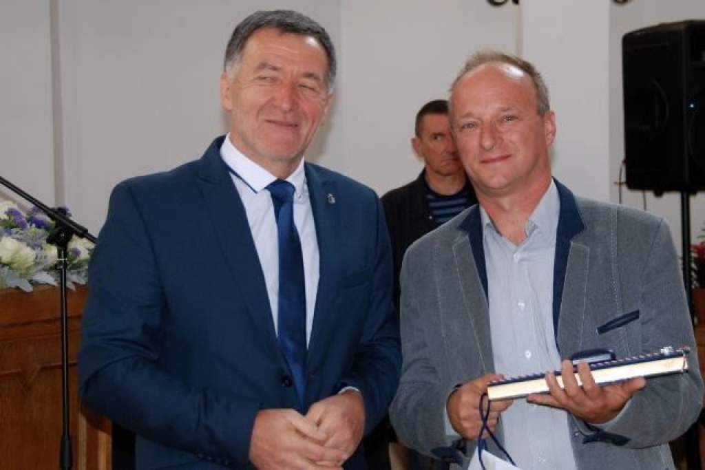 A megyei önkormányzat kitüntető díjjal ismerte el Gyöngyösi Sándor gombatermesztő munkásságát