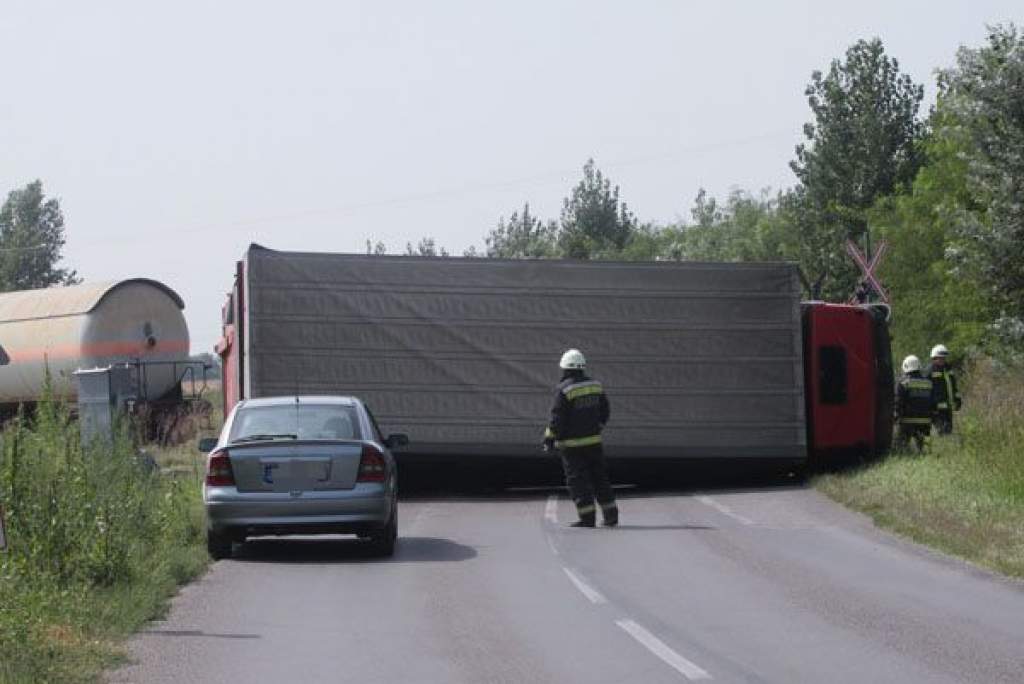 Vonattal ütközött egy teherautó Félegyháza és Tiszaalpár között