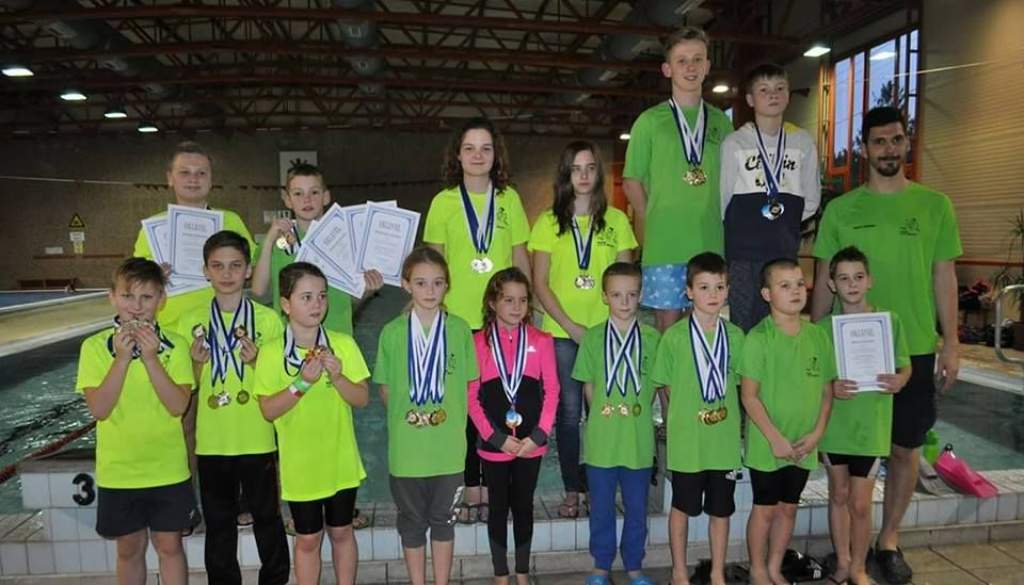 Joggingos bajnokok a megyei úszó diákolimpián