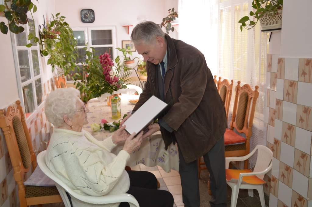 Külföldről is hazajöttek az unokák és dédunokák hogy köszönthessék a 90 éves Marika nénit