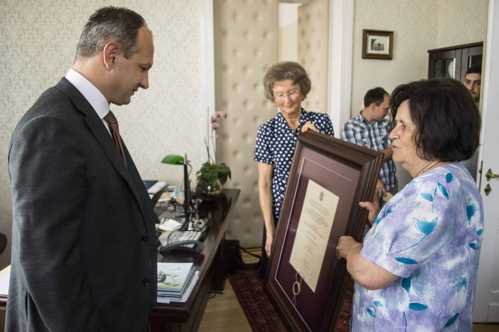 Félegyházának adományozta a család a Móra Ferenc Magyar Örökség Díj kitüntető oklevelet