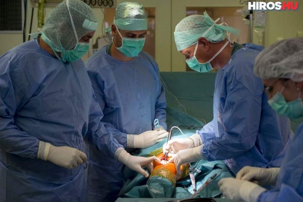 Magyarországon egyedülálló térdműtétet végeztek Kecskeméten - videóval