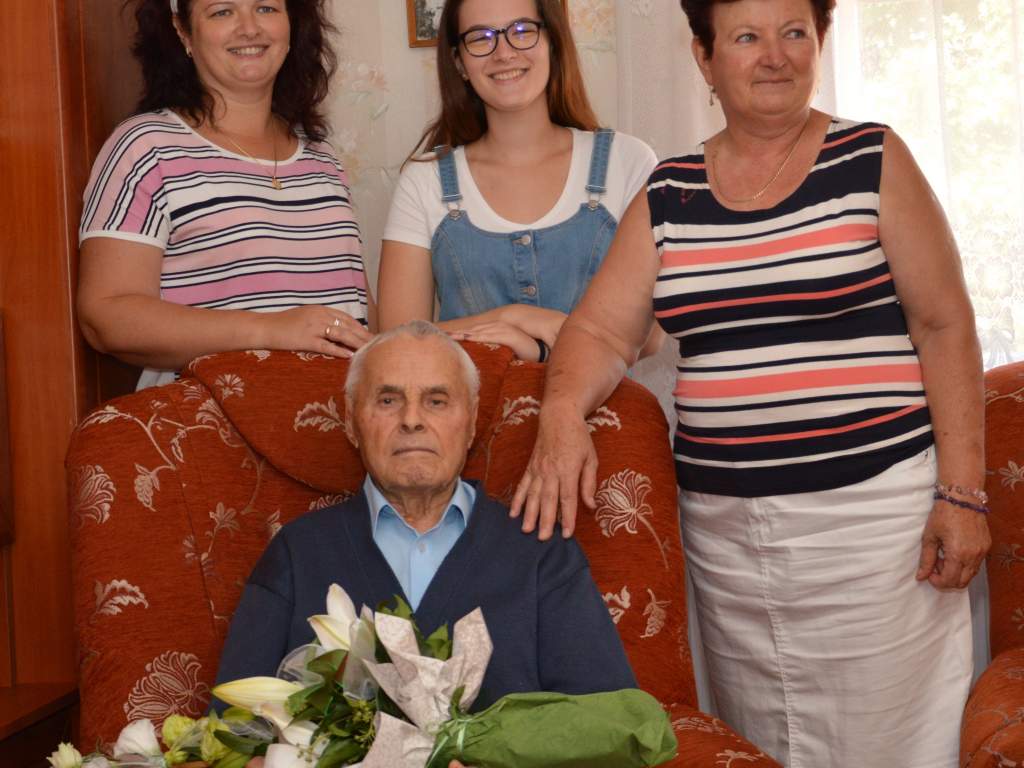 Családjával és szomszédjaival is szeretetteljes kapcsolatot ápol a 95 éves Imre bácsi