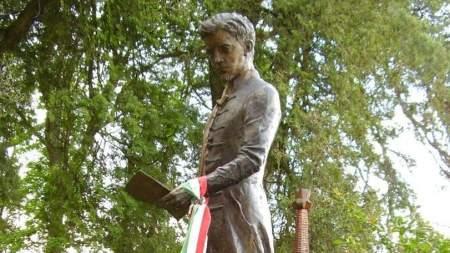 A közadakozásból készült Petőfi-szobor ma is Fehéregyházán áll