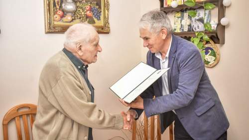 Gondoskodó családja körében köszöntötték a 95 éves Lajos Istvánt